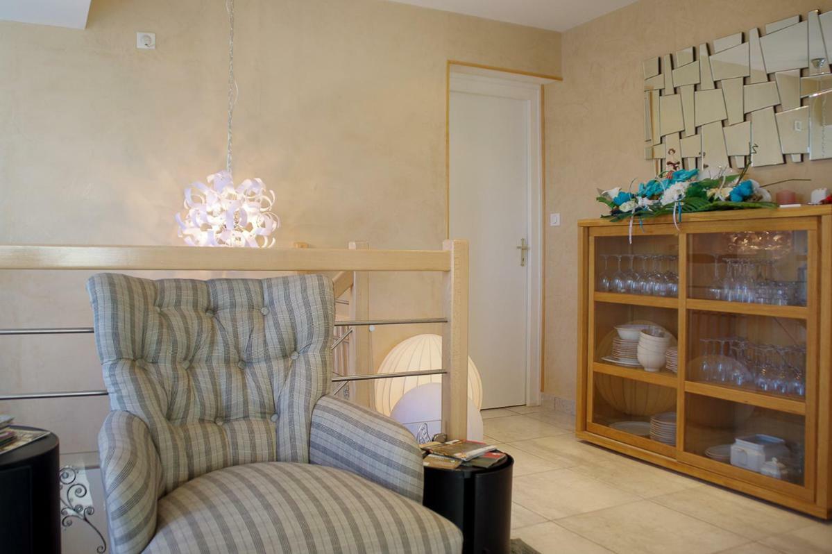 Guest House Domaine Des Grouilleres Saint-Clair-du-Rhone Exterior foto